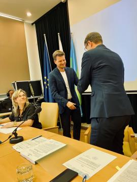 Vročanje naziva Prostovoljstvu prijazna občina na 25. redni seji OS